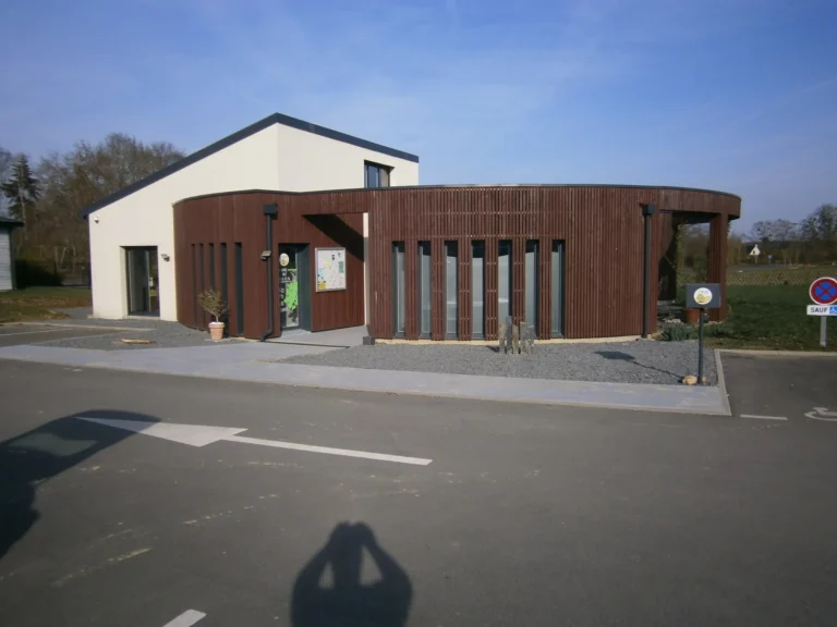 Vue extérieure de l'escale, dans l'air du temps, cabinet de votre kinésiologue à Grez-Neuville dans le Haut Anjou (Axe Angers Segré), parking disponible juste devant l'établissement